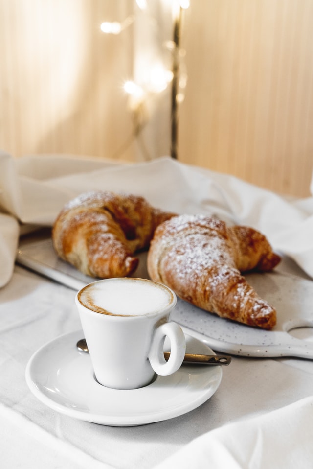 kávé és croissant reggeli