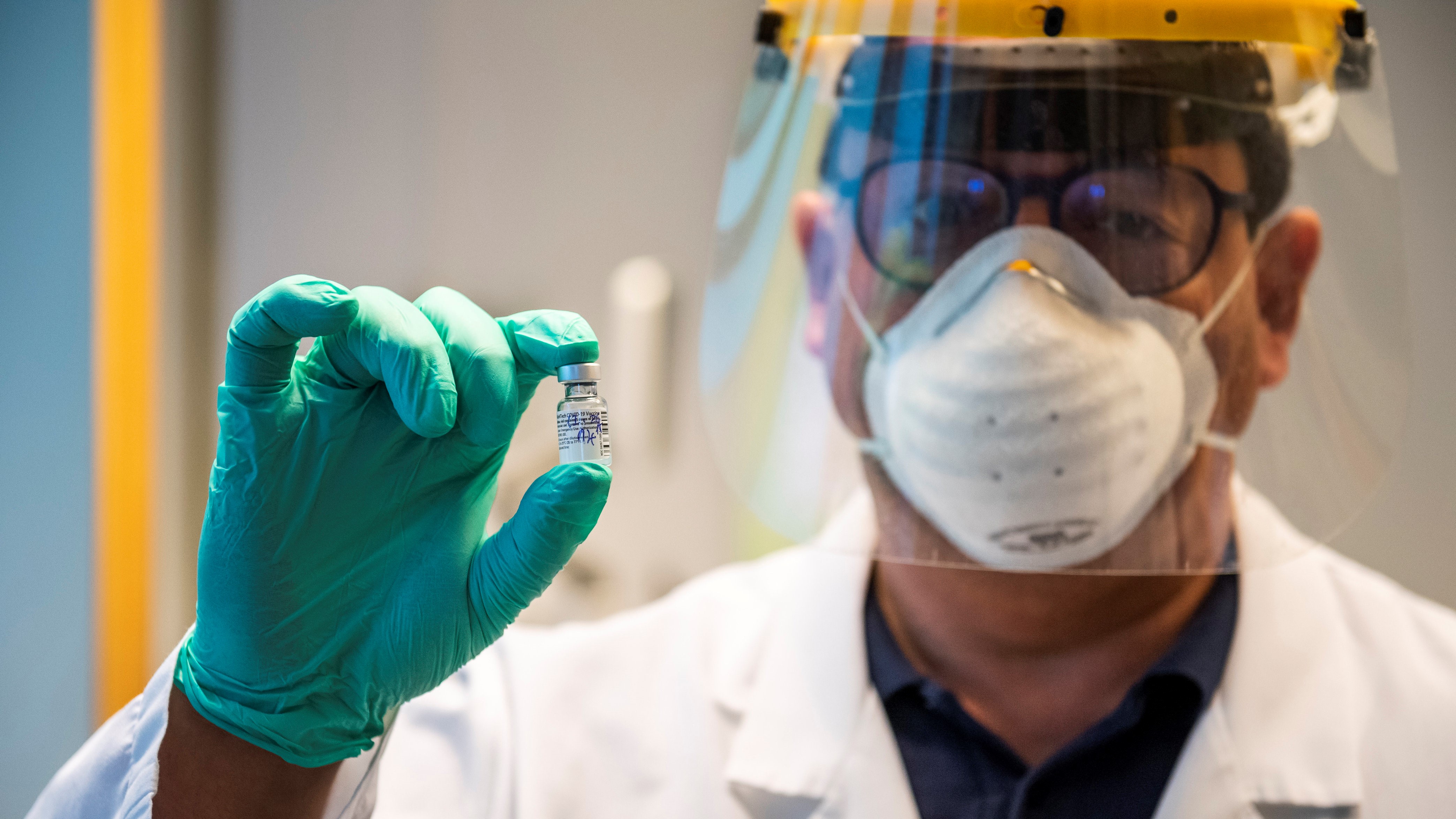 Merkely Béla, a Semmelweis Egyetem rektora egy Pfizer és a BioNTech által kifejlesztett koronavírus elleni oltóanyag fiolájával a Városmajori Szív- és Érgyógyászati Klinikán 2020. december 26-án. (Fotó: MTI/Mónus Márton)
