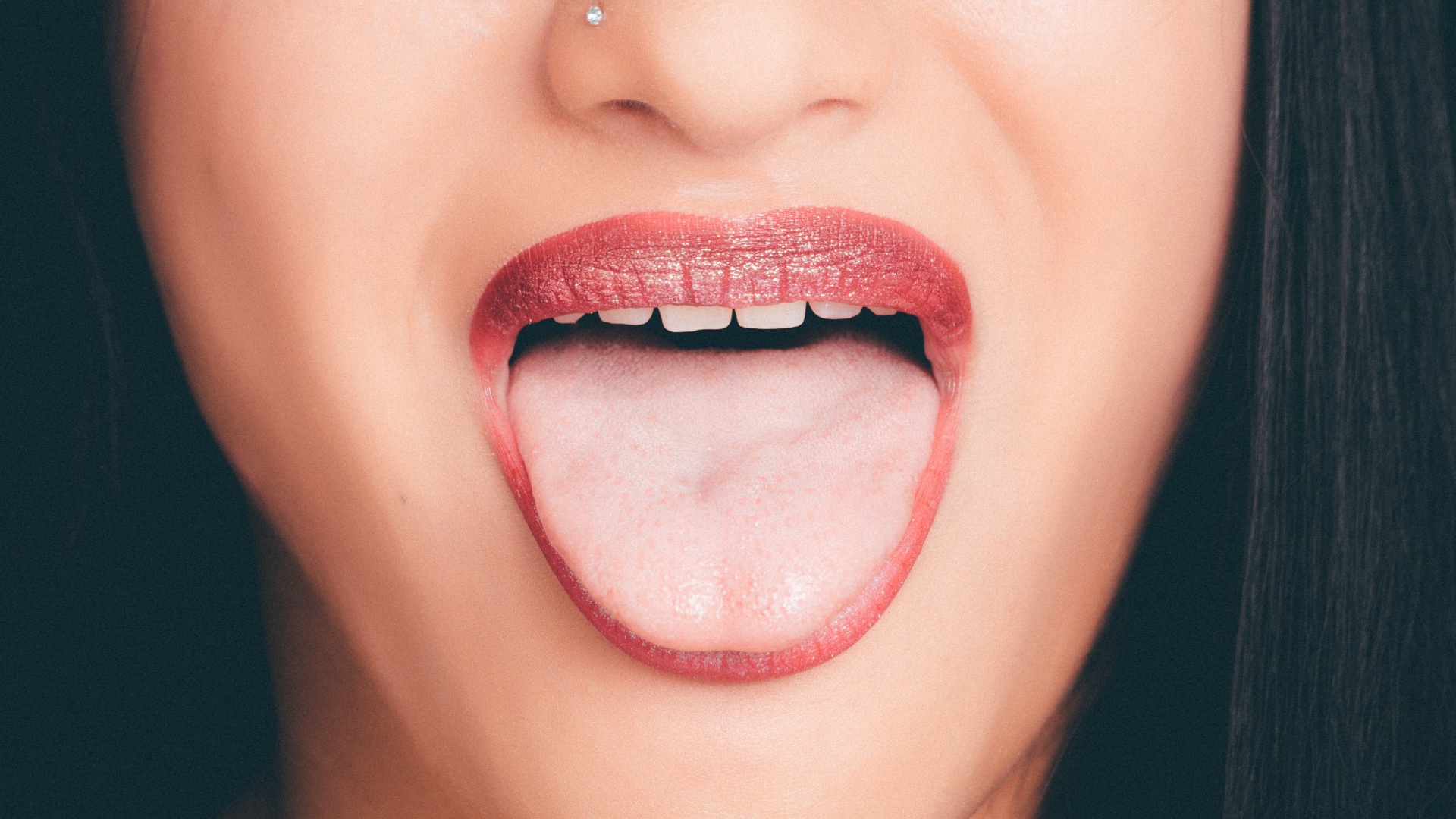 Egy nő kinyújtja a nyelvét