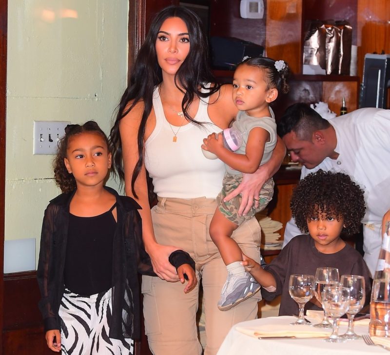 Kim Kardashian a gyerekekkel