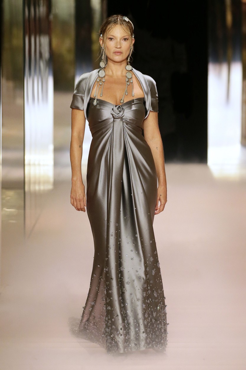 Kate Moss a Fendi kifutóján - Haute Couture 2021 tavasz-nyár