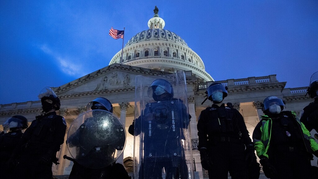 Rendőrök védik az amerikai törvényhozás épületét, a Capitoliumot (Fotó: MTI/EPA/Michael Reynolds)