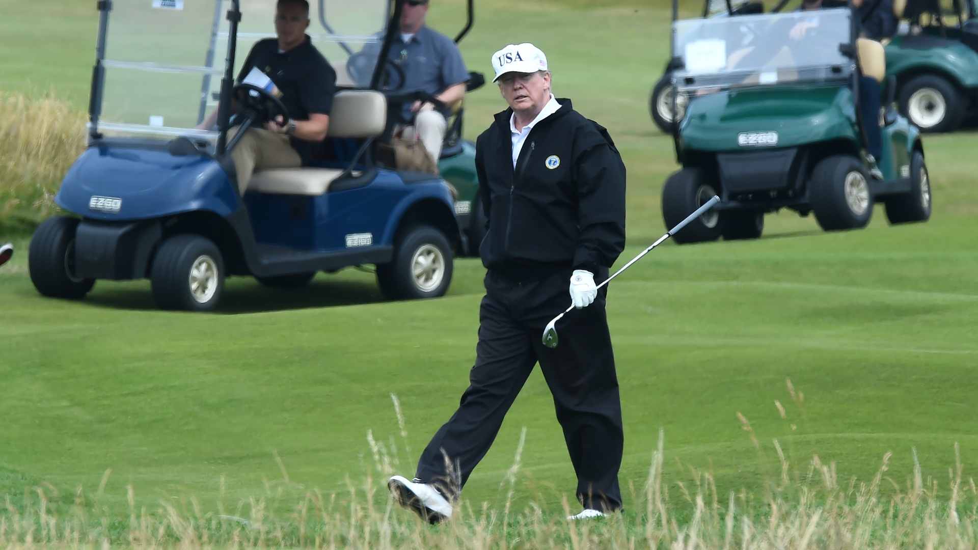 Donald Trump golfozás közben