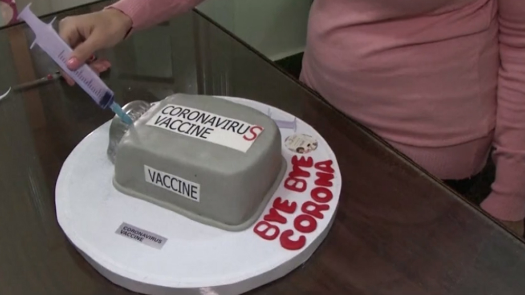 Vakcinafiola-alakú tortát süt az egyiptomi cukrász