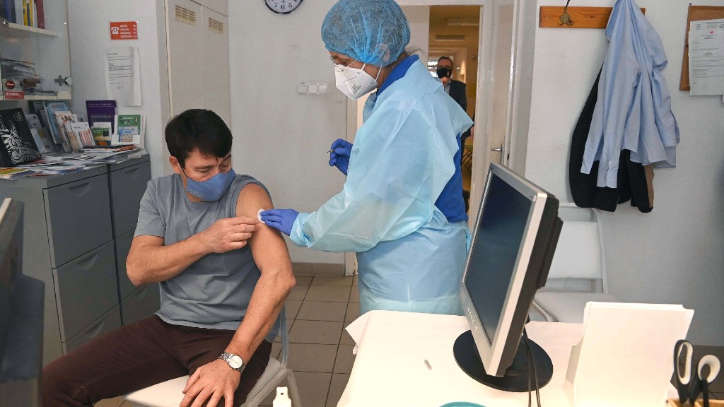 Áder János vakcinát kap (fotó: MTI/Bruzák Noémi)