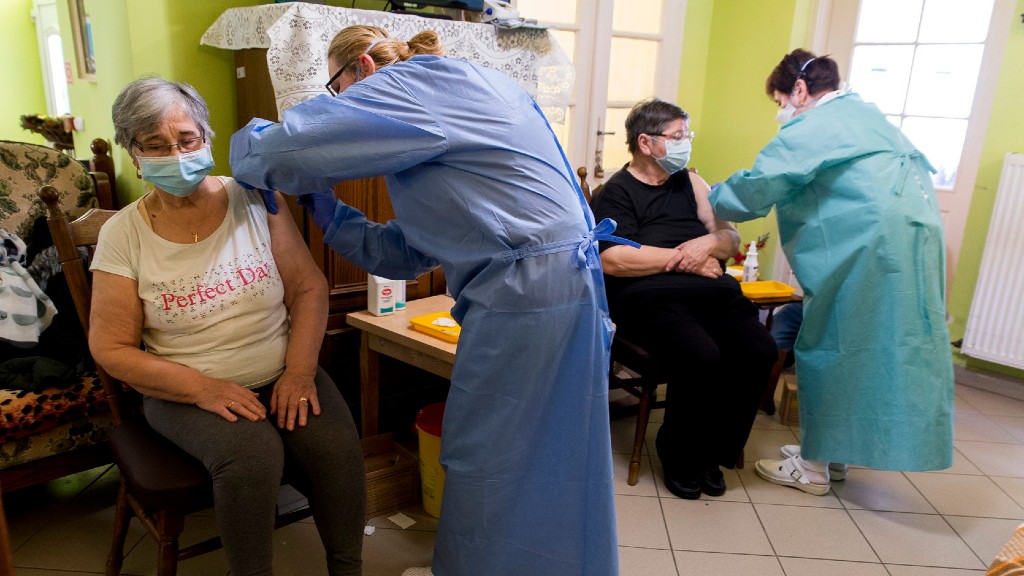 Védőoltások beadása egy hazai idősotthonban még január végén (fotó: MTI/Krizsán Csaba)