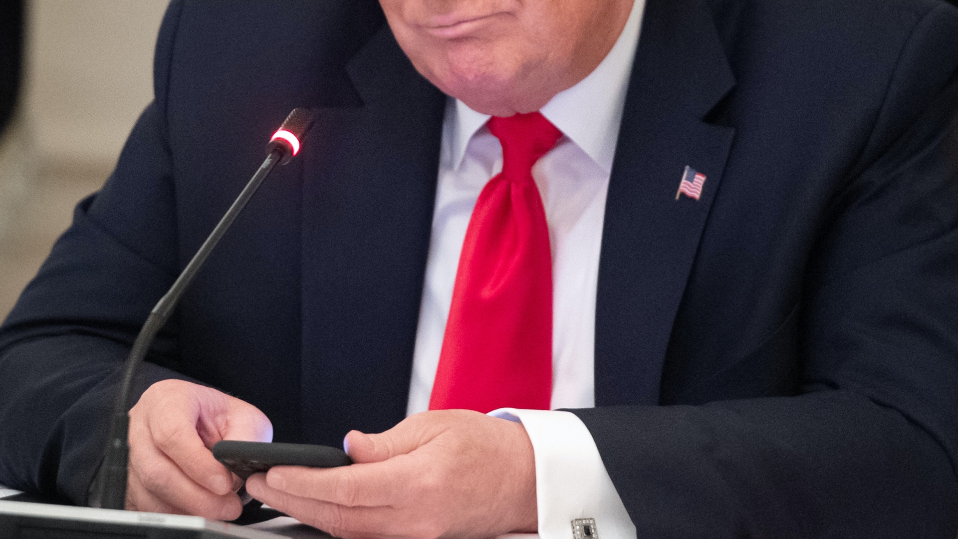 Donald Trump mobiltelefonnal a kezében