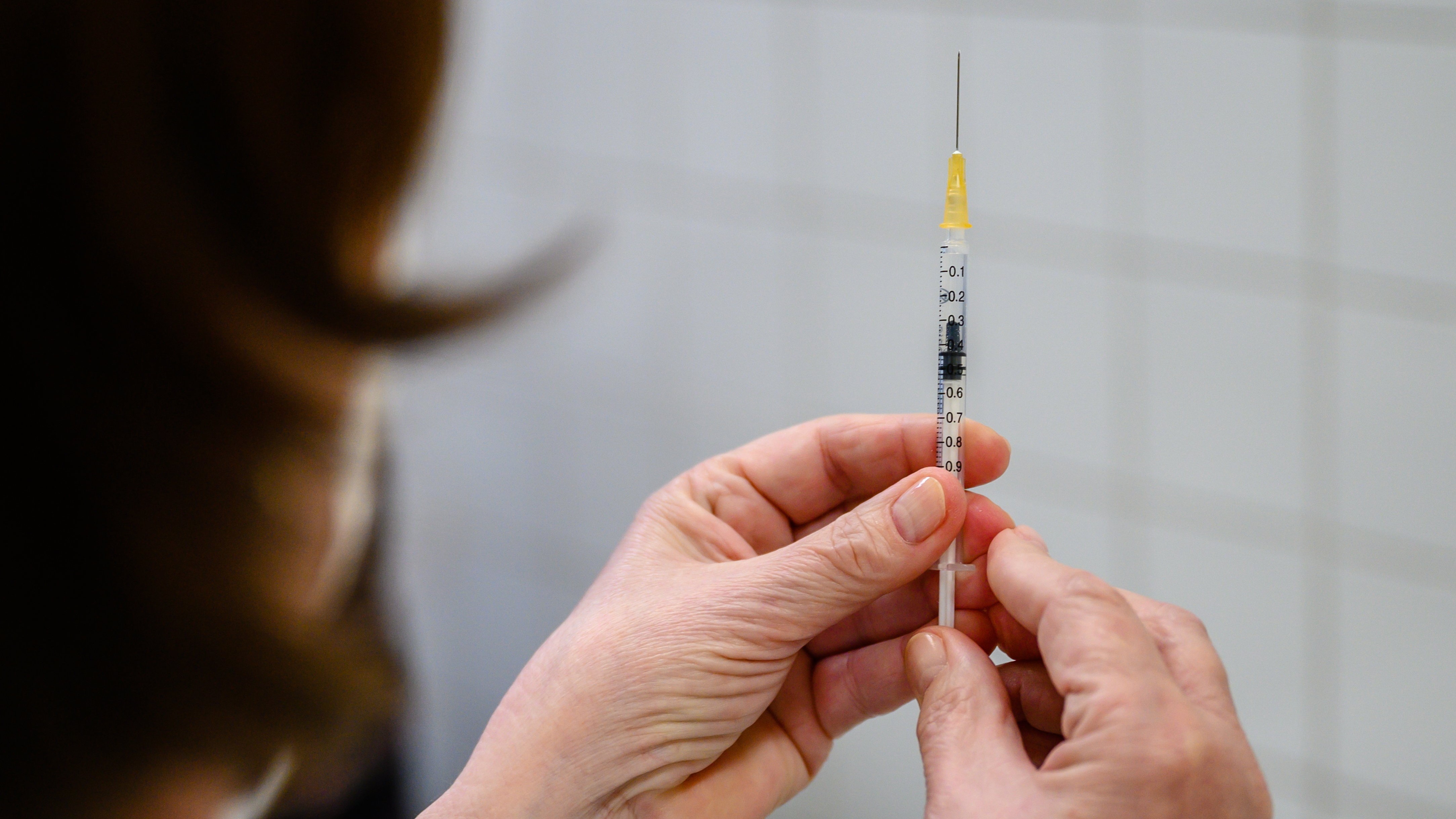 Atalai Zsuzsanna háziorvos a Pfizer-BioNTech koronavírus elleni vakcináját készíti elő beadáshoz a Fejér Megyei Szent György Egyetemi Oktatókórház oltópontján 2021. február 7-én.