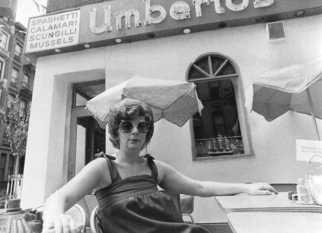 Barbara Fuca a New York-i Umberto's Étterem teraszán, Kis-Itáliában, 1977-ben (Fotó: Arty Pomerantz/New York Post Archives via Getty Images)