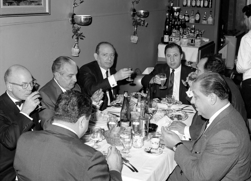 A Cosa Nostra család maffiózói és ügyvédeik vacsoráznak a Queens-i La Stella Étteremben, 1966. (Fotó: Paul Demaria/NY Daily News Archive via Getty Images)