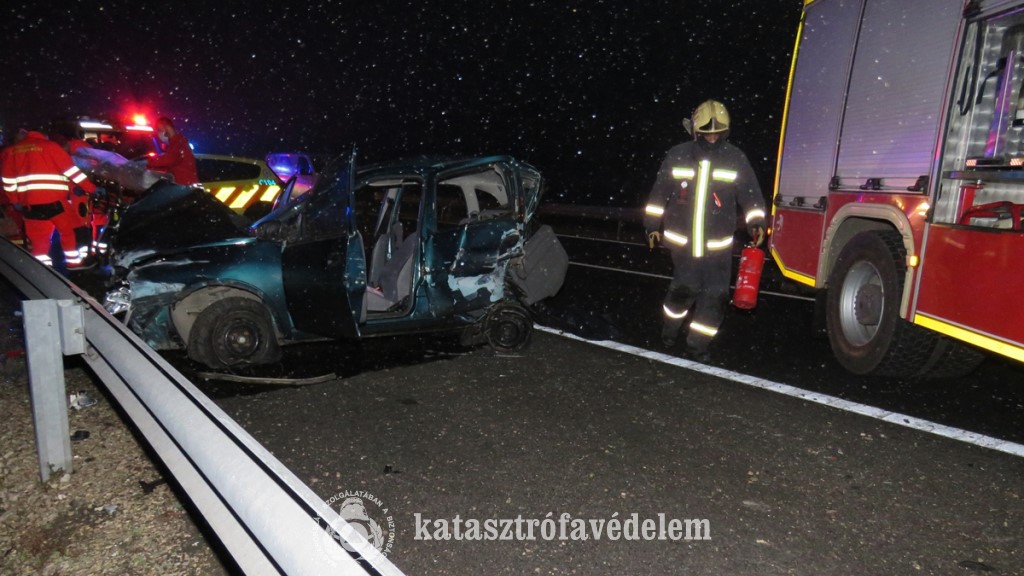 A Volvo terepjáró hátulról rohant bele a család kocsijába (Fotó: Fejér Megyei Katasztrófavédelem)