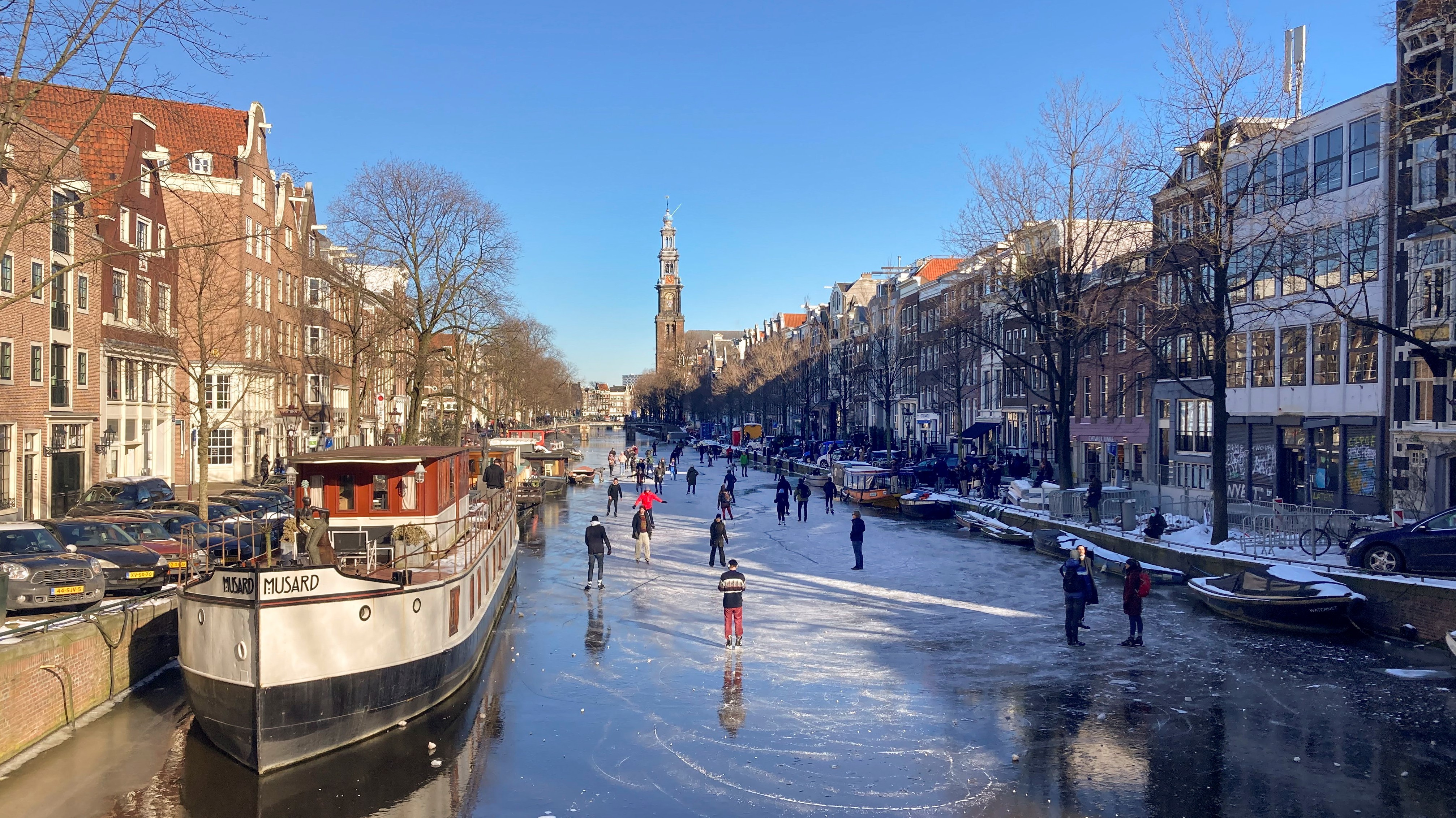 Korcsolyázók a befagyott Prinsengracht csatornán Amszterdamban 2021. február 13-án.