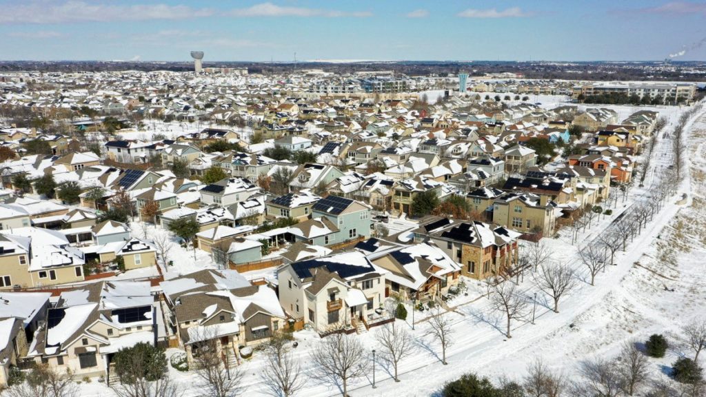 Hó borítja a Texas állambeli Austin egyik városrészét 2021. február 15-én. 
