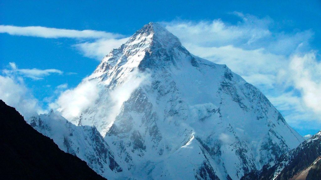 Kép a világ második legmagasabb hegycsúcsáról, a K-2-rõl, amely Pakisztán és Kína határán magasodik. 