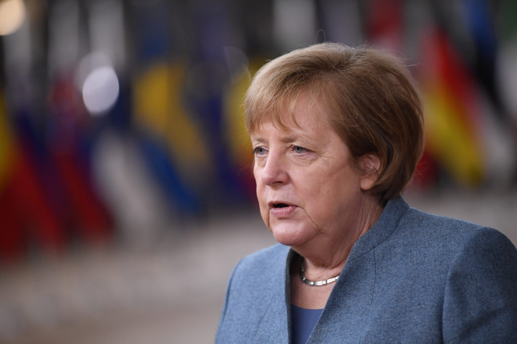 Angela Merkel német kancellár az Európai Unió állam- és kormányfőinek kétnapos csúcsértekezletére érkezik Brüsszelben 2020. december 10-én. 