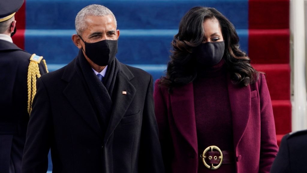 Barack Obama korábbi amerikai elnök és felesége, Michelle Obama Joe Biden megválasztott amerikai elnök beiktatási ünnepségére érkezik a washingtoni Capitoliumhoz 2021. január 20-án. 
