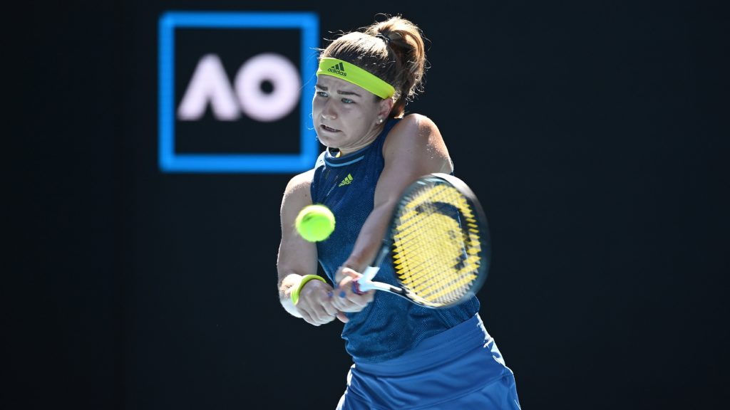 A cseh Karolina Muchova az amerikai Jennifer Brady ellen játszik az ausztrál nemzetközi teniszbajnokság női egyesének elődöntőjében Melbourne-ben 2021. február 18-án. 