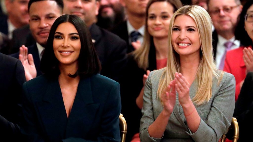 Ivanka Trump és Kim Kardashian West Donald Trump beszédét hallgatja 2019 nyarán. 