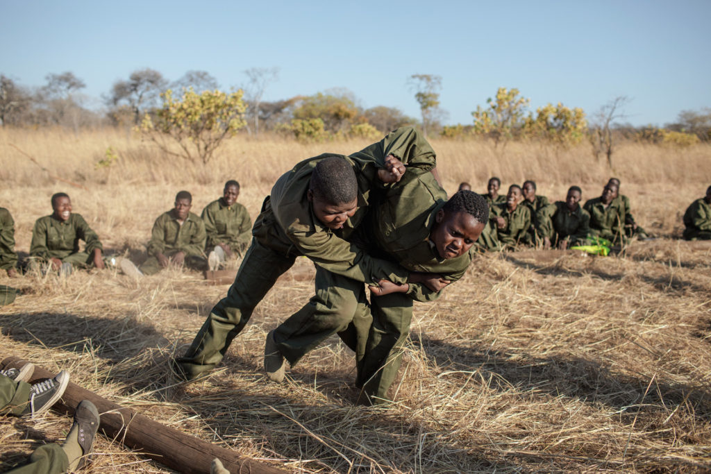 Bátrak mint az oroszlánok: női vadőrök számolnák fel az orvvadászatot Afrikában