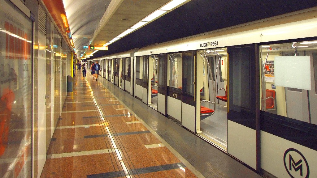 A 2-es metró szerelvénye a Déli Pályaudvar állomáson (MTVA/Bizományosi: Jászai Csaba)