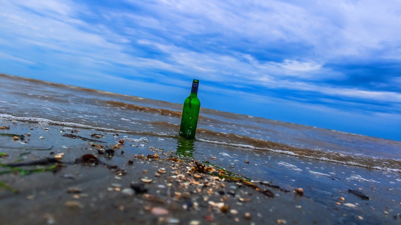 Sörös üveg a tengerparton
