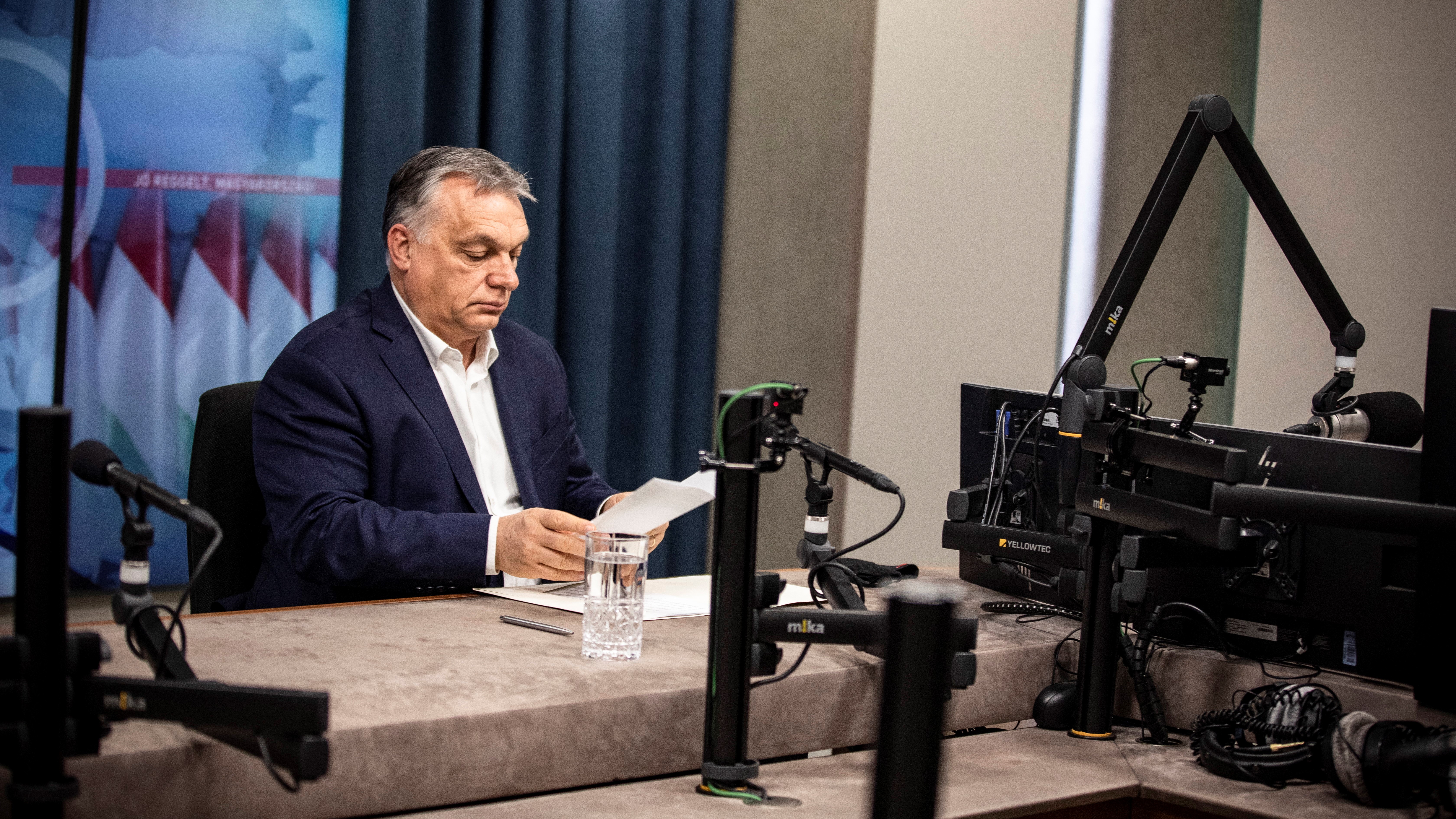 A Miniszterelnöki Sajtóiroda által közreadott képen Orbán Viktor kormányfő a Kossuth Rádió stúdiójában, ahol interjút adott a Jó reggelt, Magyarország! című műsorban 2021. március 5-én.
