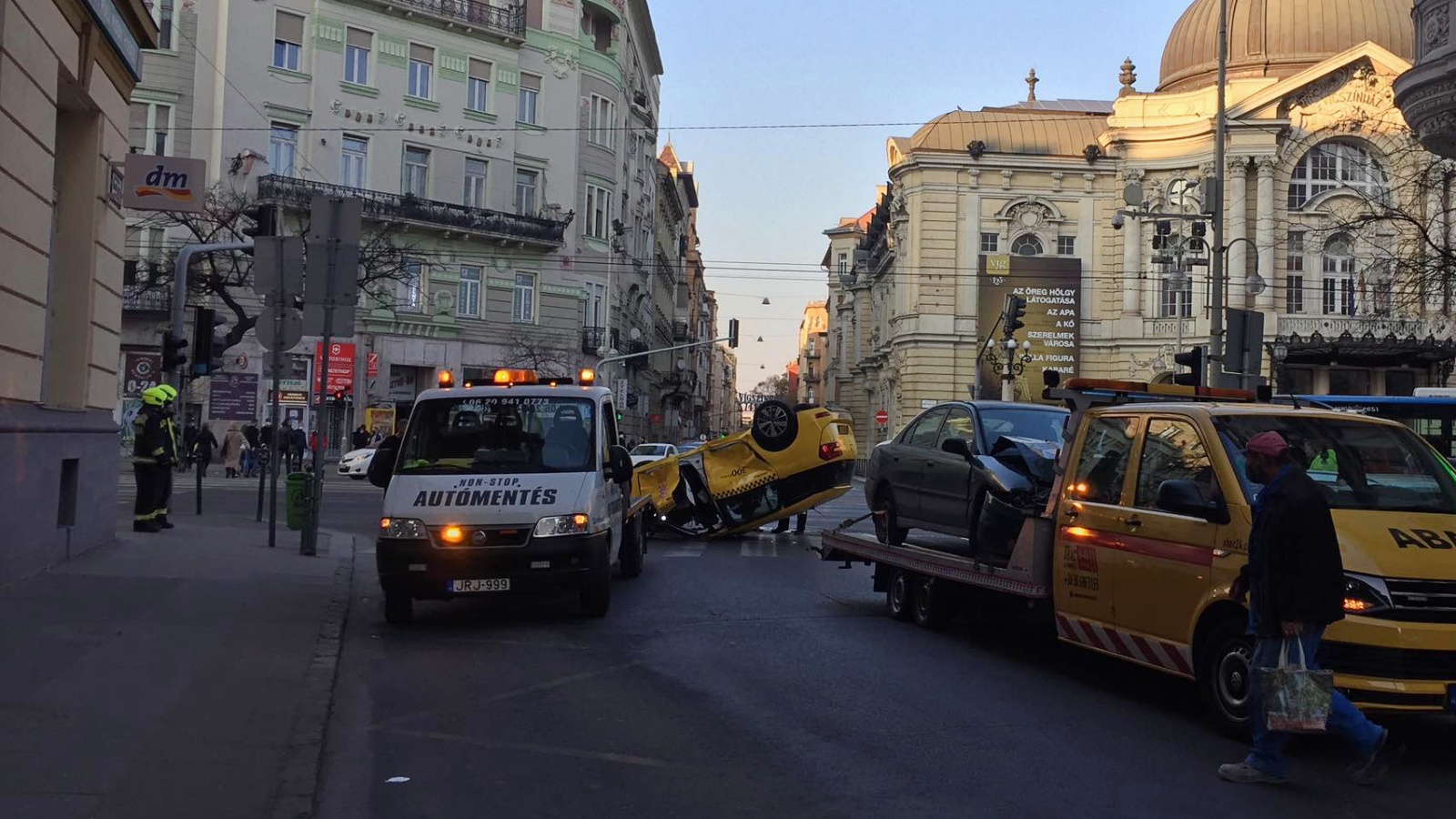 Ütközött és felborult egy taxi Budapesten