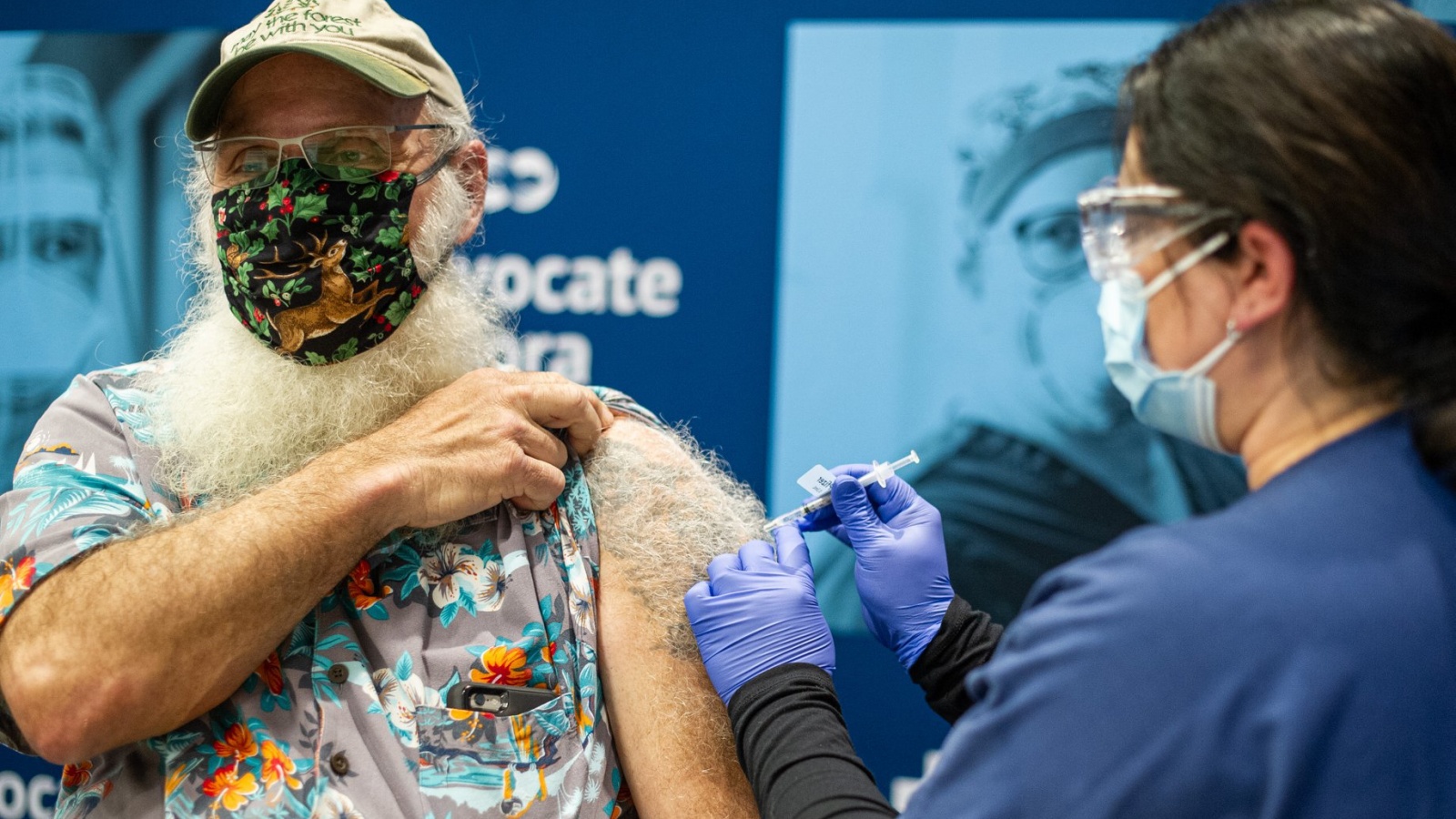 Halleh Akbarnia beadja a koronavírus-vakcinát Mike Catania koronavírus-túlélőnek