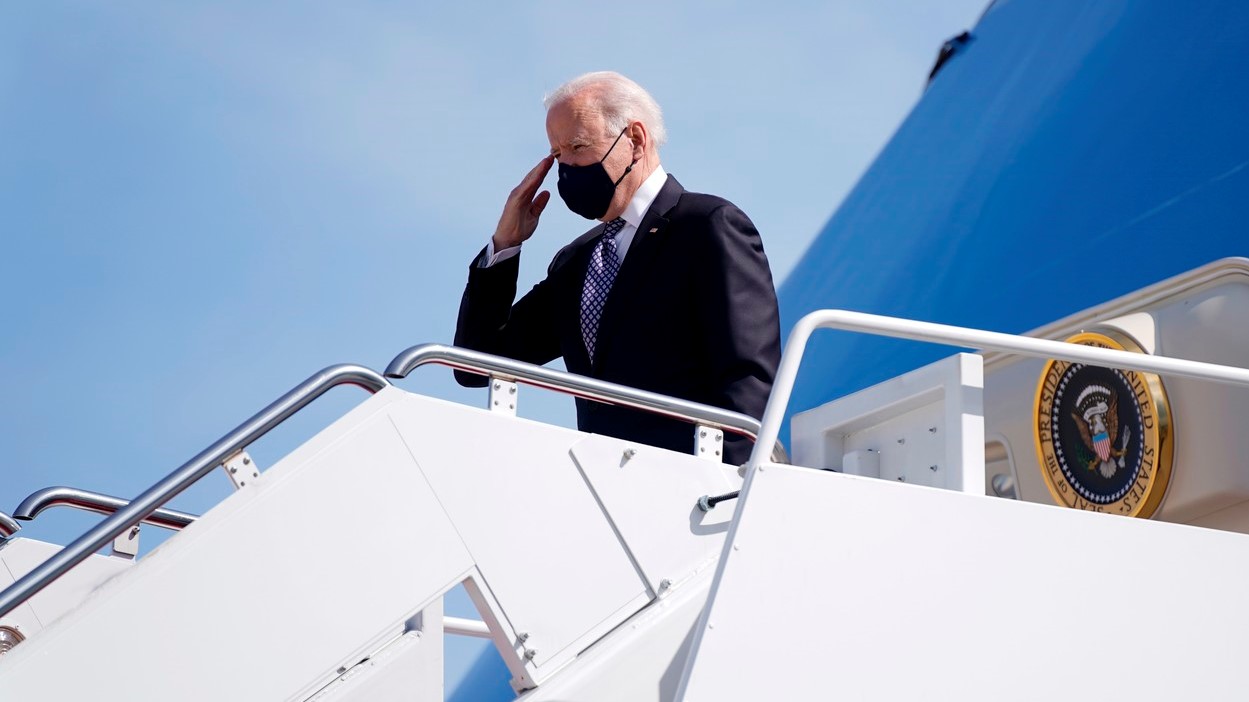 Joe Biden mielőtt az elnöki különgéppel elhagyta volna az Andrews légitámaszpontot