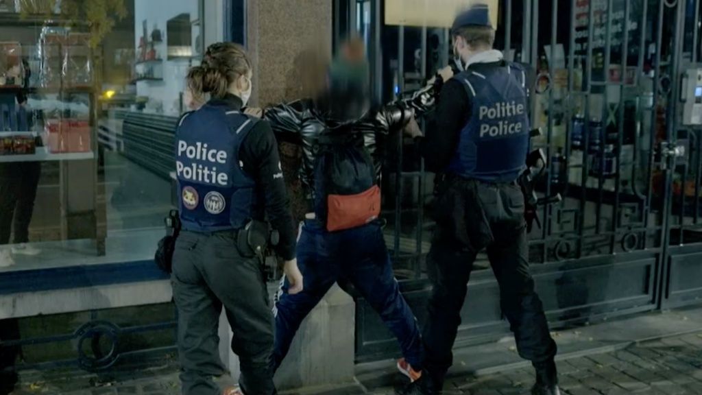 Egy tévéstáb felvette, ahogy Szájer Józsefet elfogják a rendőrök Brüsszelben