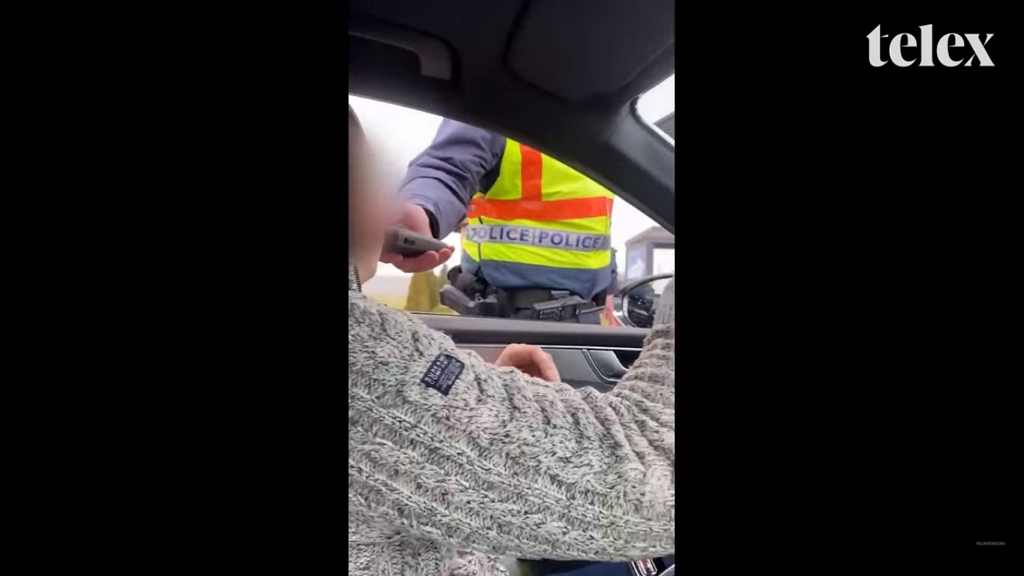 Minden sofőrrel ugyanabba a szondába fújattak be a rendőrök - videó