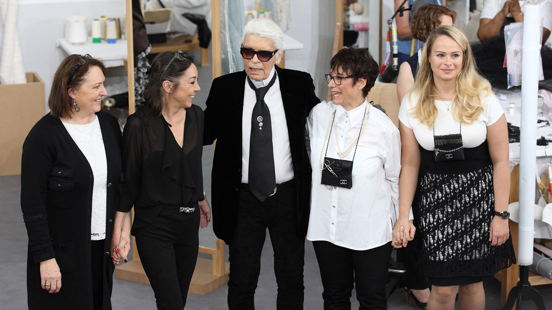 Karl Lagerfeld és a Chanel műhelyek vezetői, Mmes. Cécile, Jacqueline, Olivia és Josette, a Chanel 2016-os őszi haute couture bemutatóján.