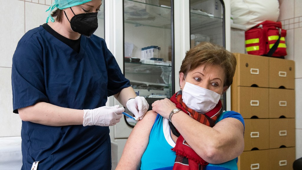 Pethő Andrea újfehértói háziorvos a betegét oltja Sinopharm vakcinával (fotó: MTI/Balázs Attila)
