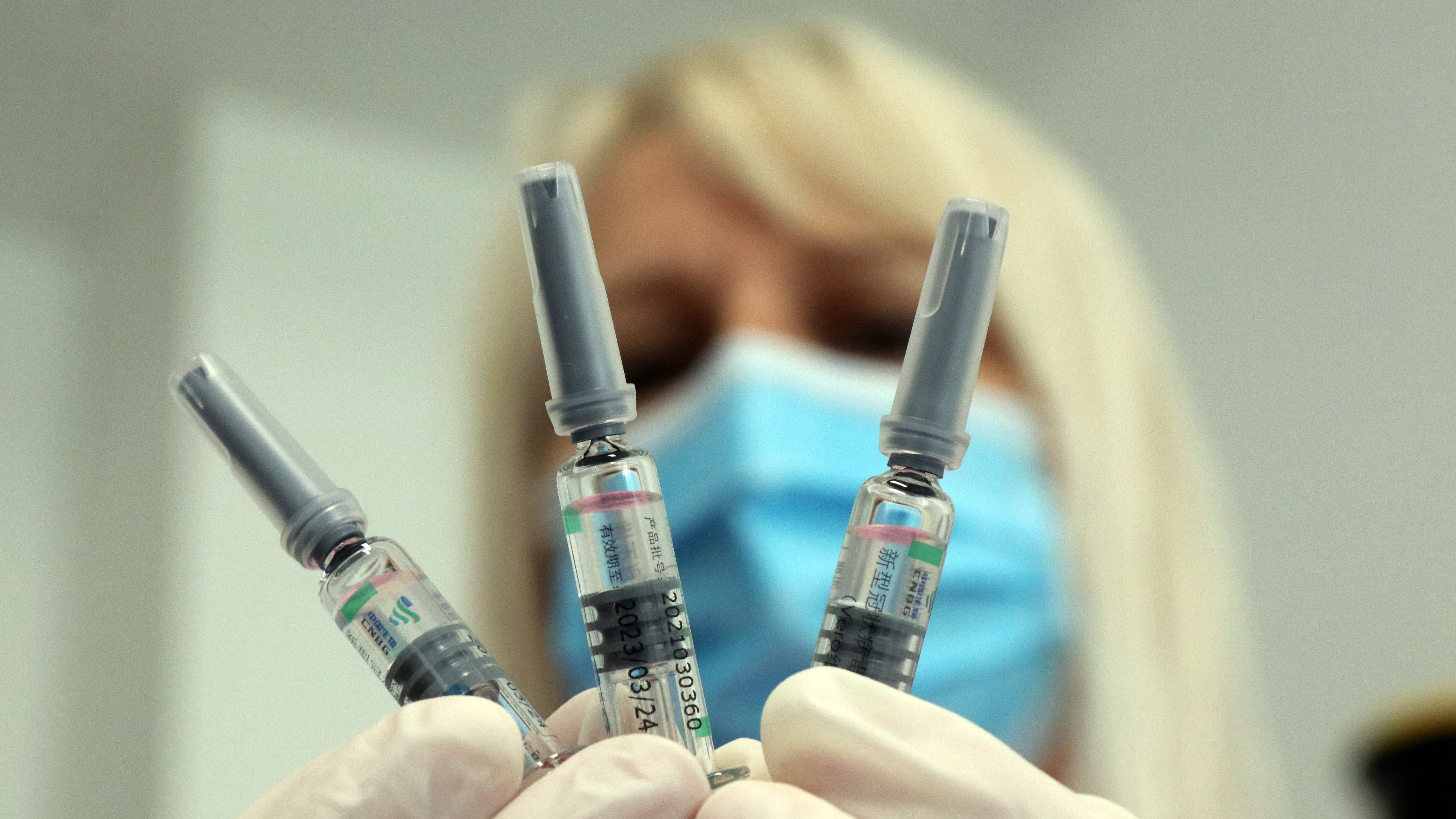 Novák Zita diplomás ápolónő a kínai Sinopharm koronavírus elleni vakcinákat mutat a Borsod-Abaúj-Zemplén Megyei Központi Kórház és Egyetemi Oktatókórházban kialakított oltóponton 2021. április 26-án.