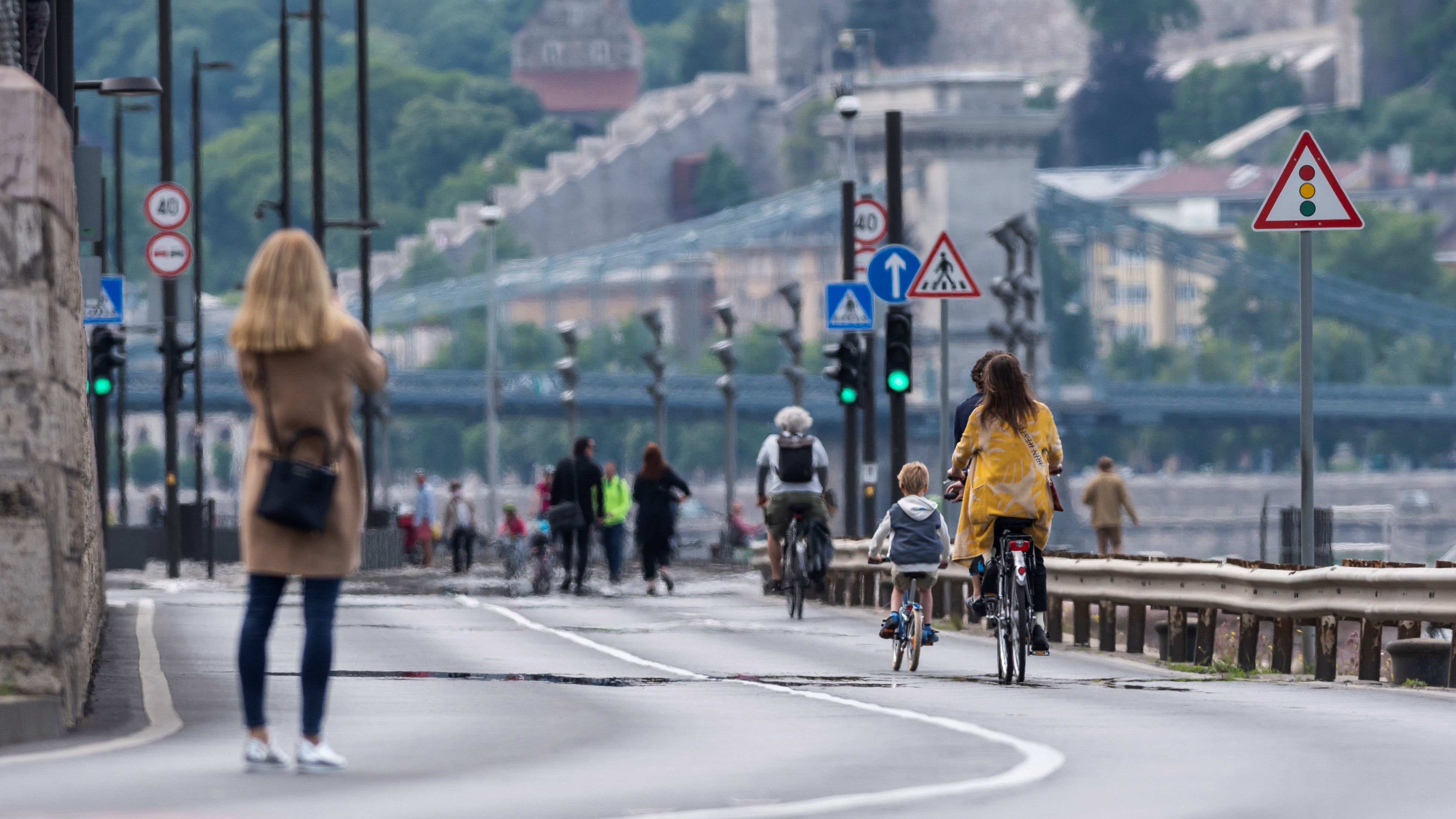 Kerékpárosok és gyalogosok közlekednek a gépjárműforgalom elől a hétvégére lezárt pesti alsó rakparton 2020. május 16-án.