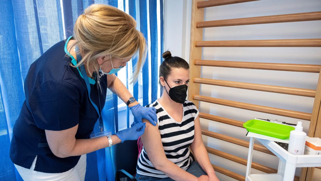 Horváth Zsuzsa fül-orr-gégész főorvos beolt egy pedagógust a Pfizer-BioNTech koronavírus elleni vakcinával 2021. április 1-jén. (