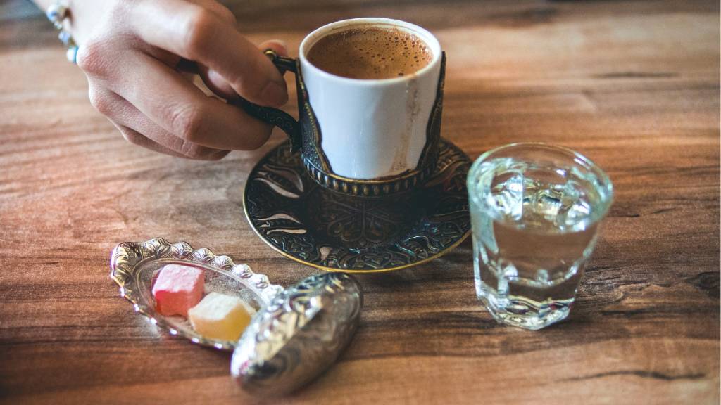 török kávé édességgel