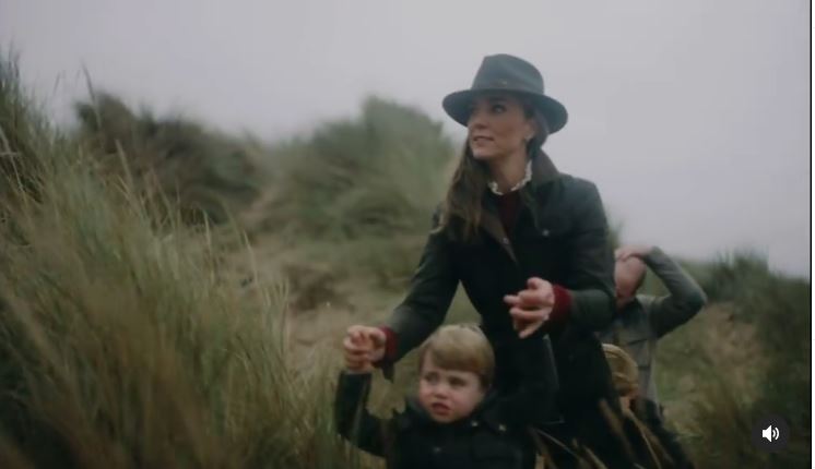 Lajos herceg az angol tengerparti dűnéken, mögötte a család sétált