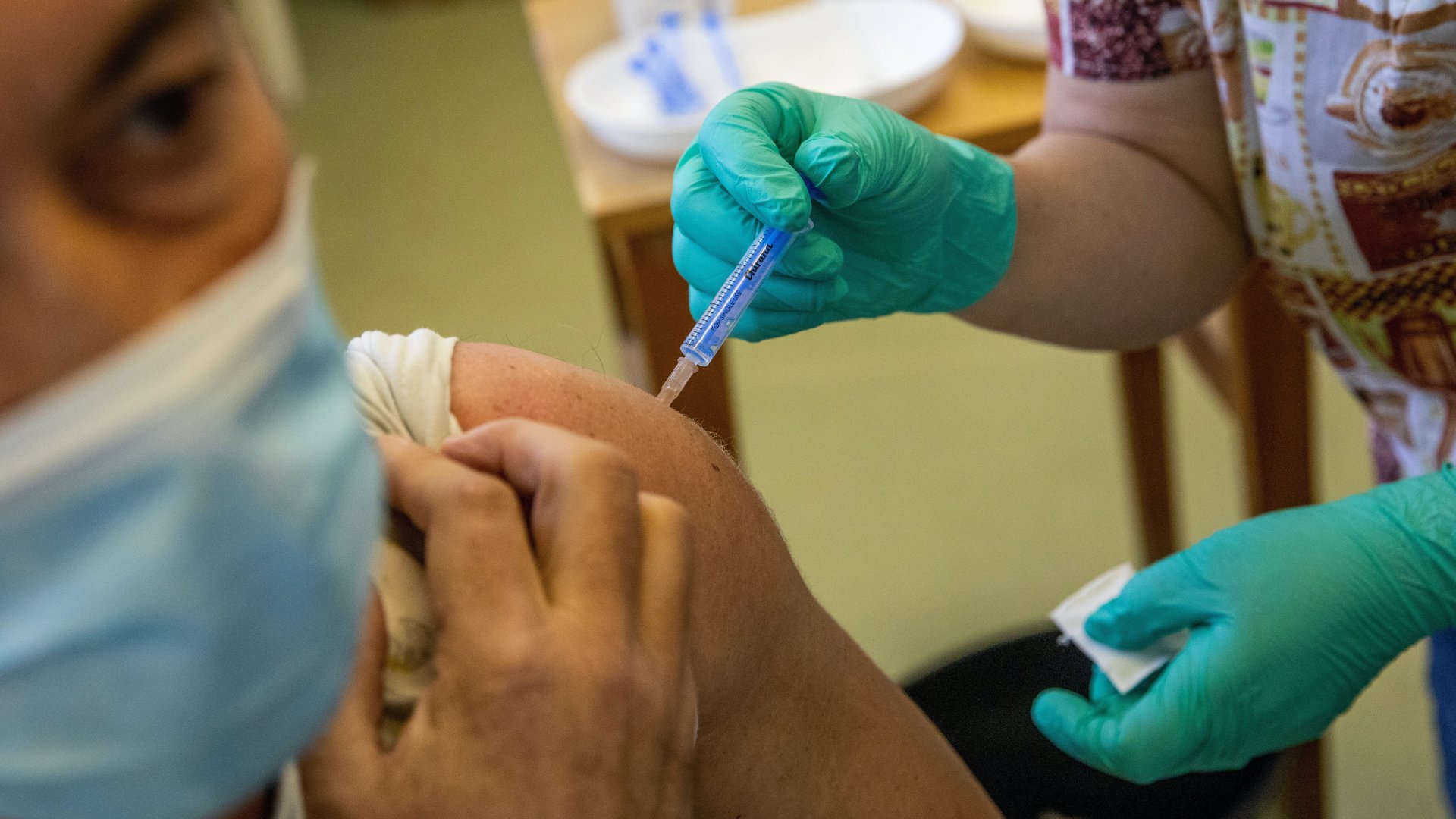 Koronavírus-védőoltást adnak be egy férfinek