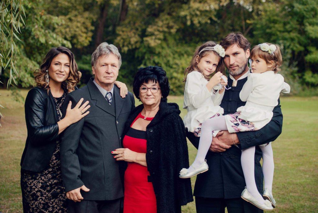 Laky Zsuzsi a szüleivel és családjával (Fotó: Laky Zsuzsi)