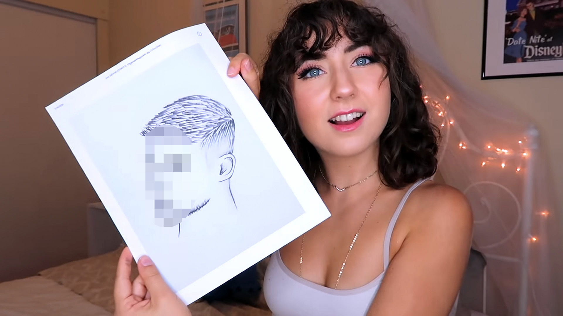 Egy Youtuber kezében a lelkitársáról készült rajzzal