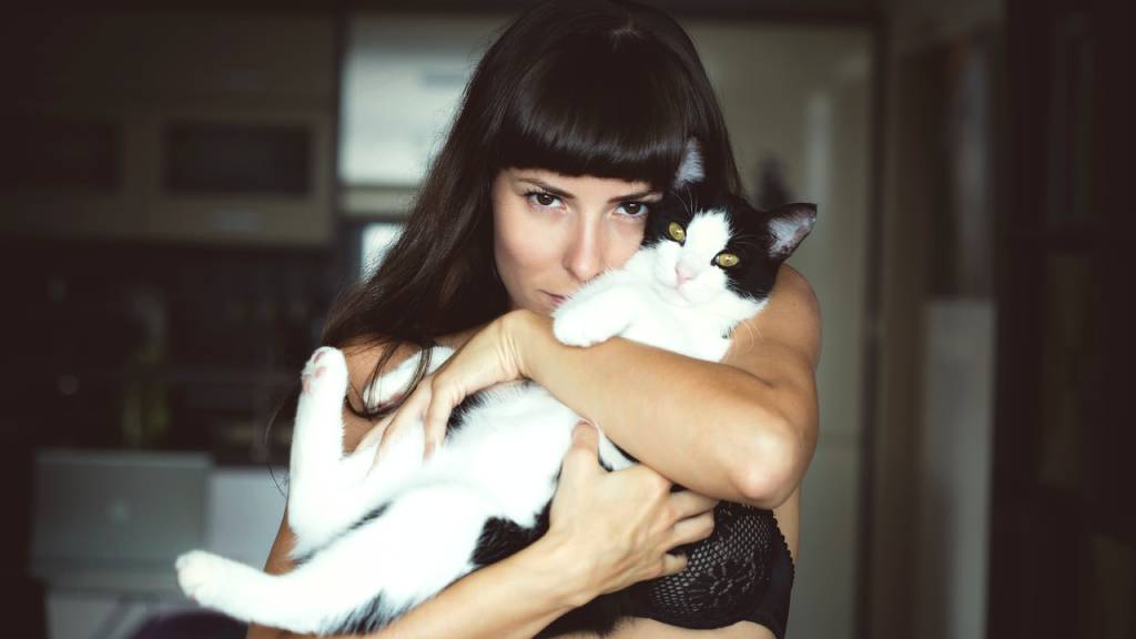 szexi nő cicával