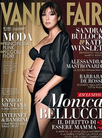 Monica Bellucci több különböző címlapon szerepelt várandósan, volt, ahol ennél is kevesebb ruha takarta