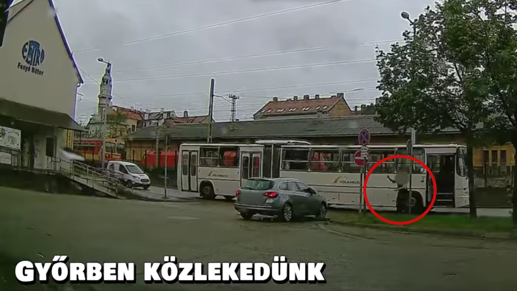 Dühösen ugrott le a sofőr a buszról, miután majdnem összeütköztek egy szabálytalan autóssal Győrben
