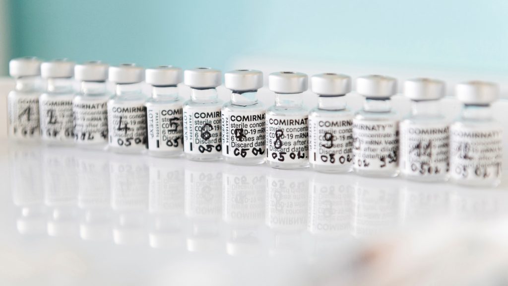 A Pfizer-BioNTech koronavírus elleni oltóanyag, a Comirnaty-vakcina ampullái a Jósa András Oktatókórházban kialakított oltóponton 2021. május 2-án. 