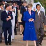 Diana hercegnő akkor viselte az arany gombokkal díszített kék blézert és a hozzá illő rakott szoknyát