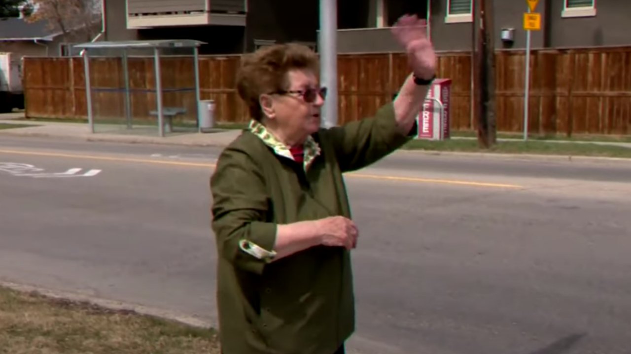 Az utcán terjeszti a szeretetet az imádnivaló 84 éves nagyi