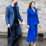 Katalin hercegné a skóciai látogatáson viselt ugyanolyan arany gombokkal díszített kék blézert és hozzá illő rakott szoknyát, mint anyósa 29 évvel korábban