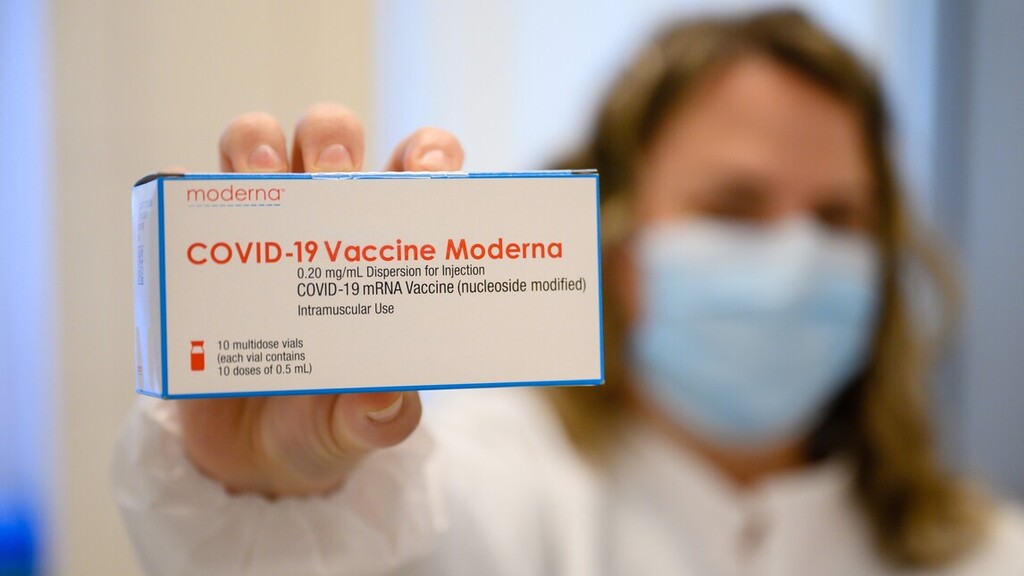 Frissen érkezett Moderna vakcinák (Fotó: MTI/Vasvári Tamás)