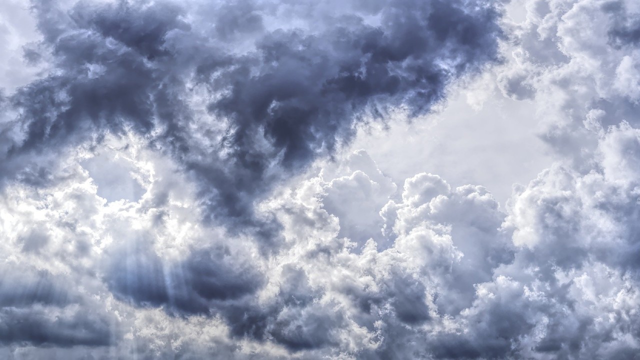 A felhők mögül olykor a nap is előbújik majd (fotó: Pixabay)